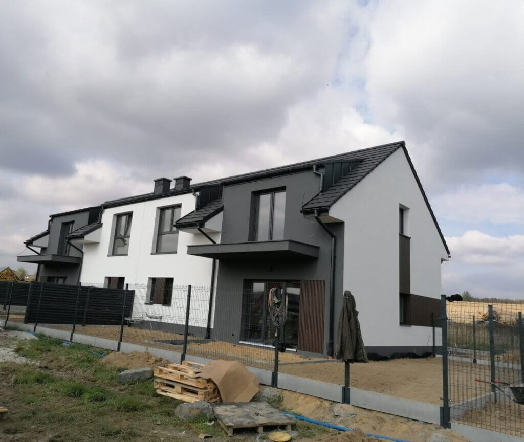 Termomodernizacja budynku typu blizniak. Termoizolacja nowego domu styropianem.