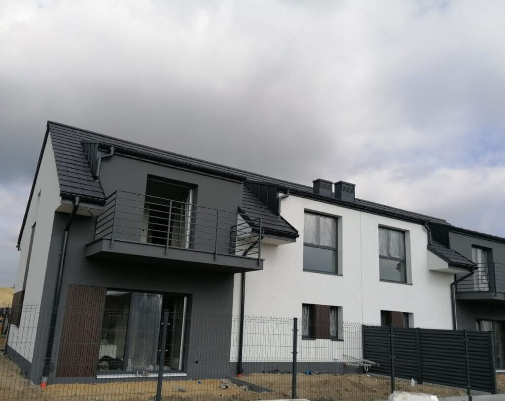 Termomodernizacja budynku typu blizniak. Termoizolacja nowego domu styropianem.