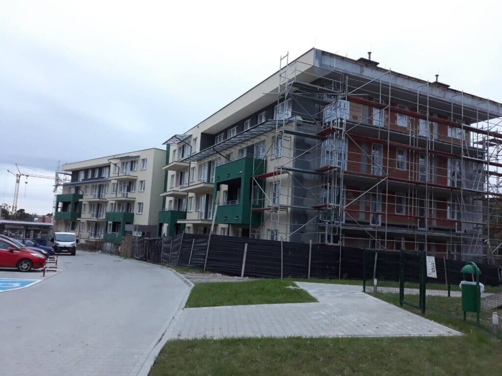 Termoizolacja czterokondygnacyjnego bloku mieszkalnego.